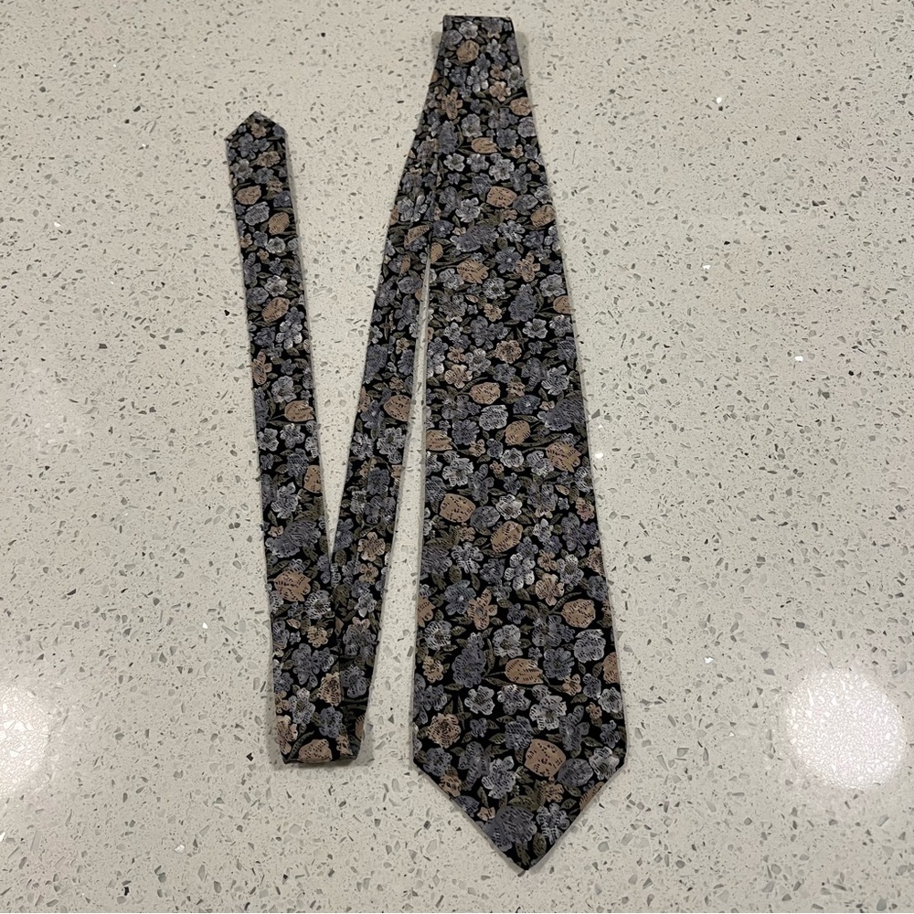 TRUMP ARROW 100% Silk Floral Patterned Tie 60”x4” - Black, Tan and Grey-Blue